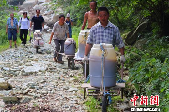 当地蜂农将丰收的天然蜂蜜运出大山通过电商销售。青宣供 当地蜂农将丰收的天然蜂蜜运出大山通过电商销售。青宣供