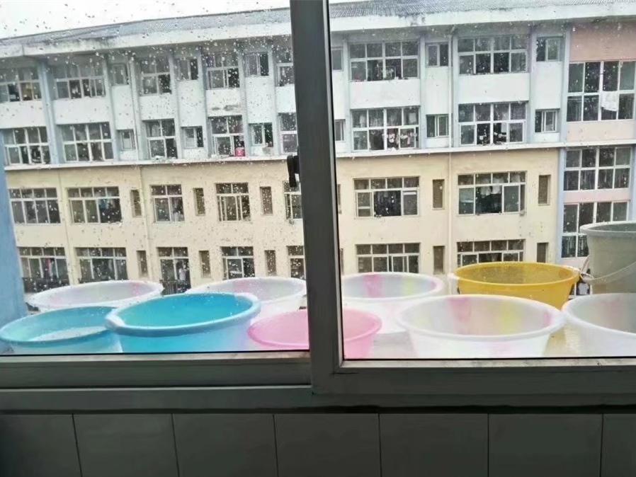 高校突然停水,大学生花式接雨水脑洞大开