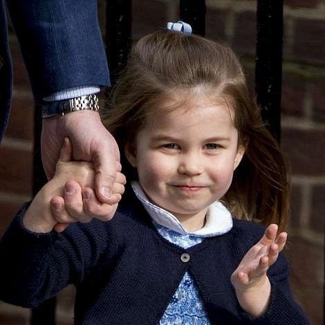 别看夏洛特公主才2岁，举手投足已经十足的女王范儿