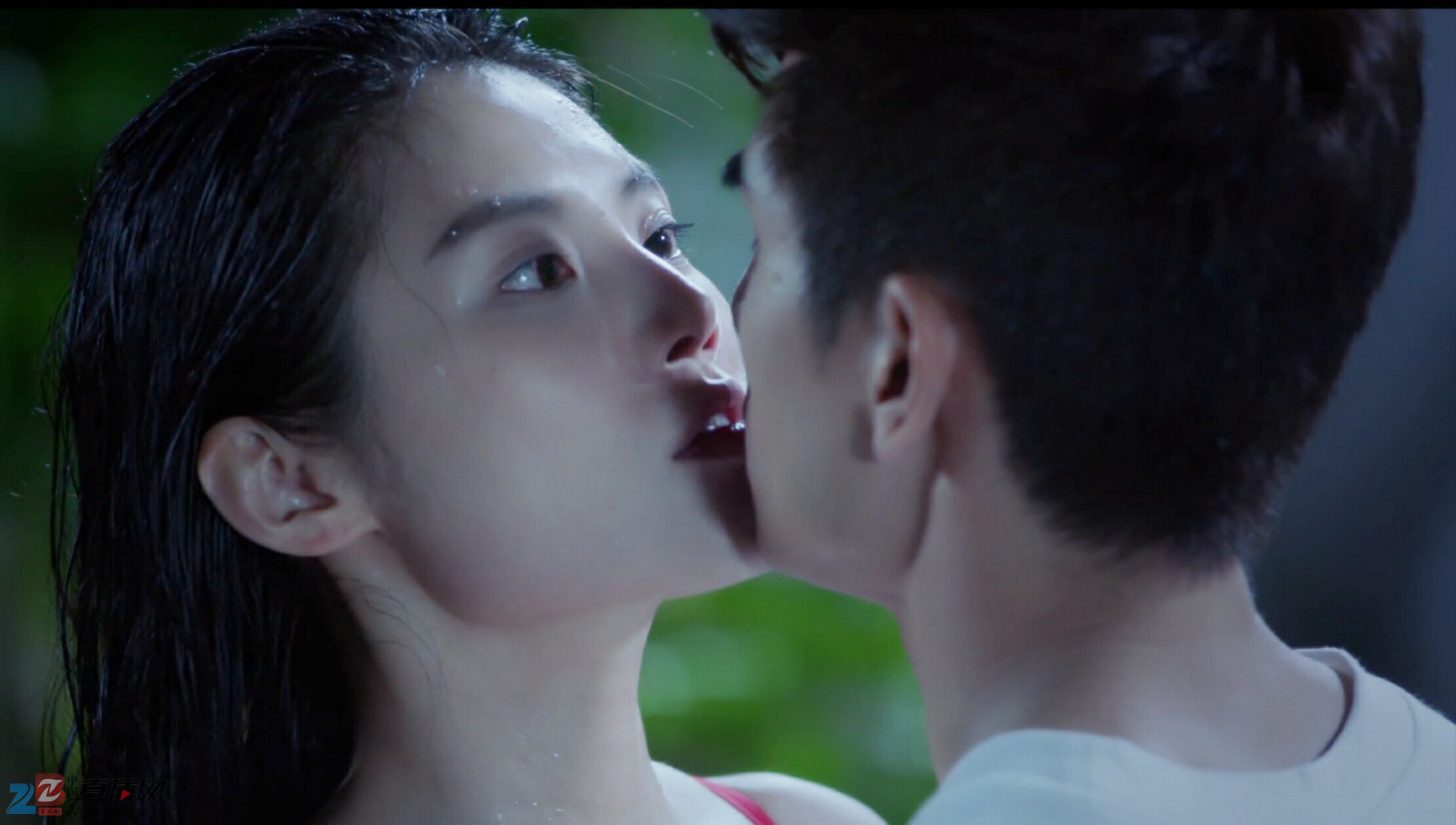 迪丽热巴、徐冬冬拍吻戏满脸冷漠 睁眼吻甜虐