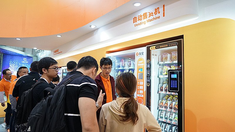 全球首发:友宝2018新款机型亮相上海售货机展