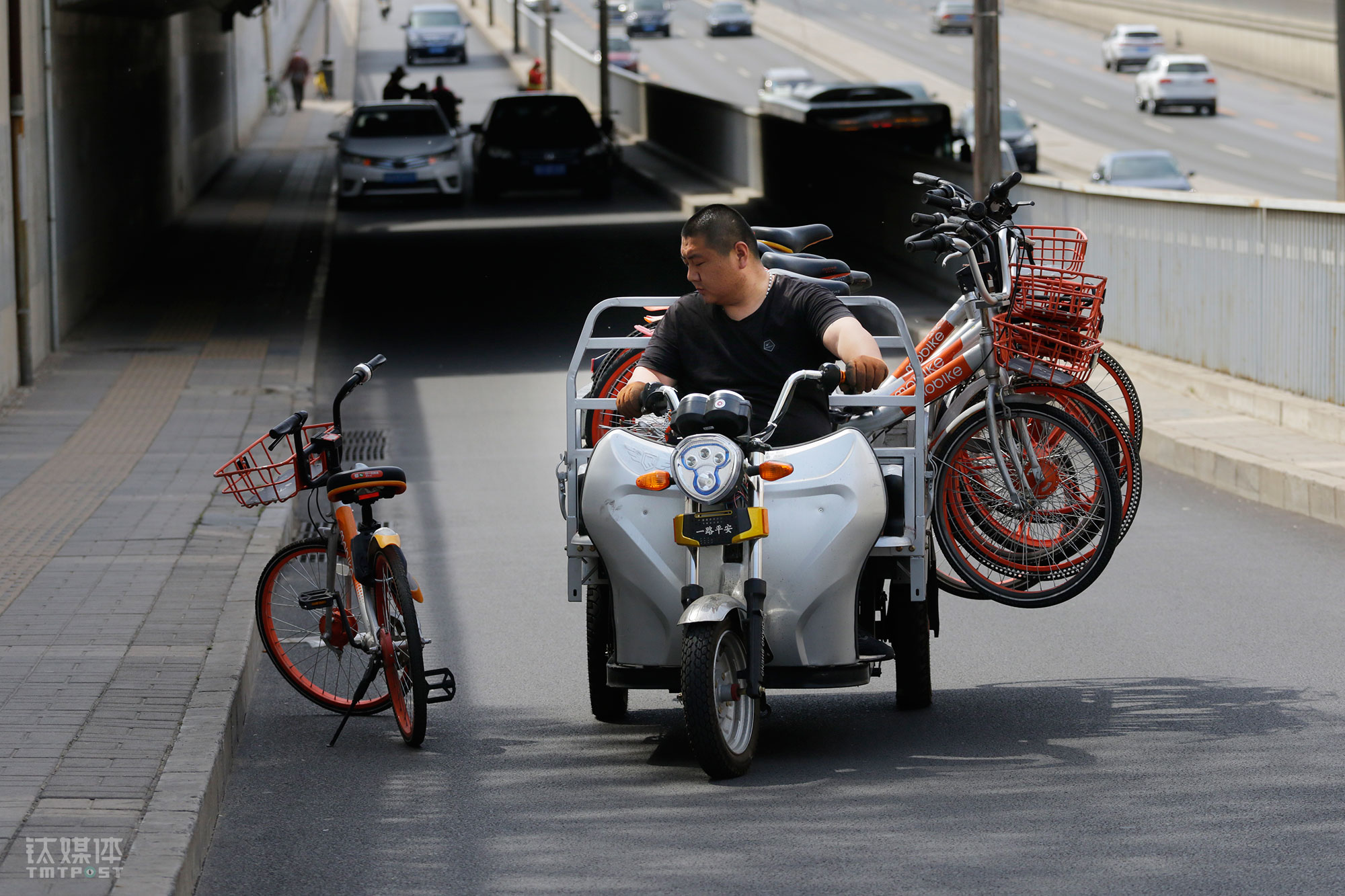 共享单车“摆渡人”丨钛媒体影像《在线》