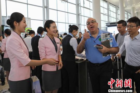 广州白云国际机场2号航站楼投入使用，乘客点赞 谢佳佳 摄
