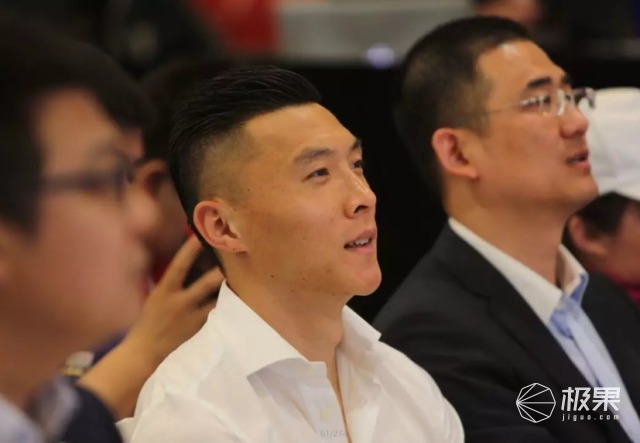 海信携手国安于大宝送福利,现场表演颠球神技! 海信携手国安于大宝送福利,现场表演颠球神技!