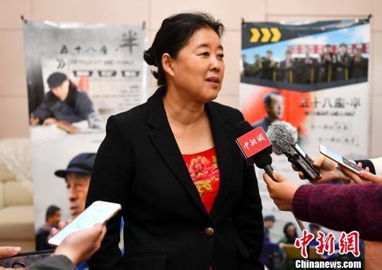 影片《五十八座・半》导演董玲接受媒体采访。 刘新 摄 影片《五十八座・半》导演董玲接受媒体采访。 刘新 摄