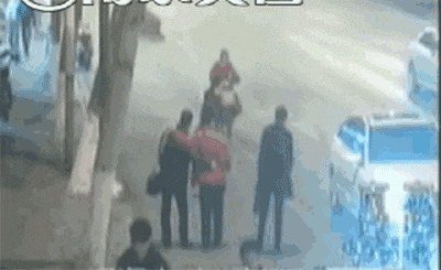 惊心动魄三十秒:女子任性过路与死神擦肩而过
