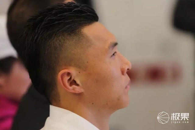 海信携手国安于大宝送福利,现场表演颠球神技! 海信携手国安于大宝送福利,现场表演颠球神技!