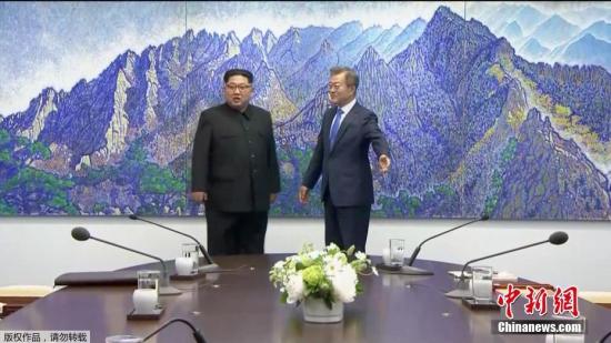 当地时间4月27日上午，韩国总统文在寅与朝鲜最高领导人金正恩在板门店韩方一侧“和平之家”2层会谈场所，正式举行首脑会谈。（电视截图）