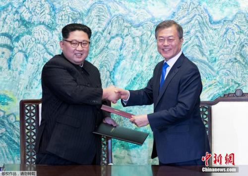 韩朝两国首脑宣布，停止一切针对对方的敌对行为。宣言中称，从5月1日开始，在军事分界线一带，停止扩音器、散发传单等所有敌对行为。图为签署仪式现场。