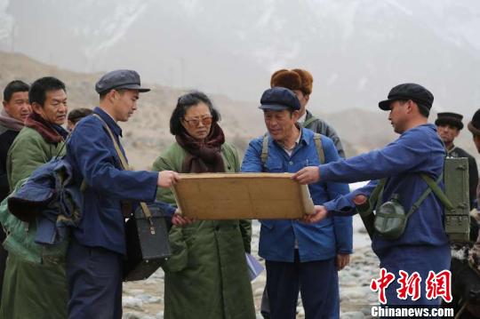 剧照:王蔚在昆仑山深处勘察乌鲁瓦提水库建设地址。 剧组供图 摄 剧照:王蔚在昆仑山深处勘察乌鲁瓦提水库建设地址。 剧组供图 摄