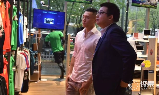 海信携手国安于大宝送福利,现场表演颠球神技! 海信携手国安于大宝送福利,现场表演颠球神技!