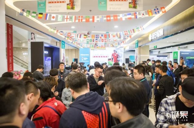 海信携手国安于大宝送福利,现场表演颠球神技! 海信携手国安于大宝送福利,现场表演颠球神技!