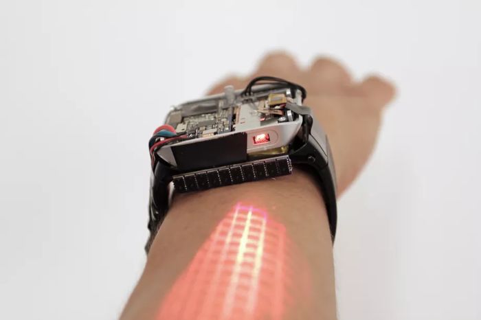 神奇！这款投影智能手表能将手臂变成触摸屏