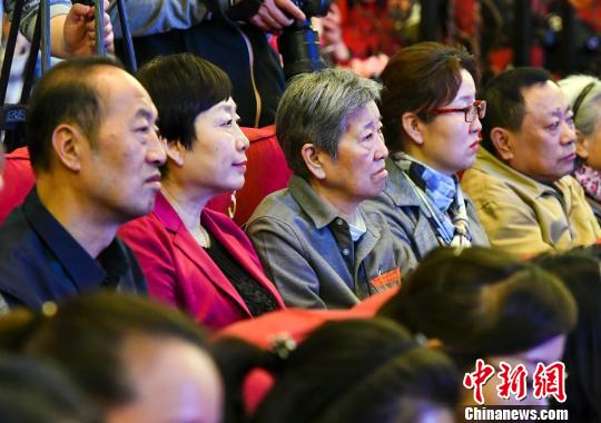 王蔚的家属亲朋观看首映式。 刘新 摄 王蔚的家属亲朋观看首映式。 刘新 摄