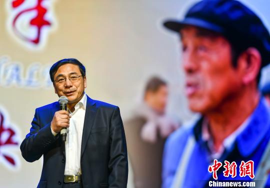 中国新闻社新疆分社社长、电影《五十八座・半》出品人李德华在首映式上,讲述该影片的拍摄初衷。 刘新 摄 中国新闻社新疆分社社长、电影《五十八座・半》出品人李德华在首映式上,讲述该影片的拍摄初衷。 刘新 摄