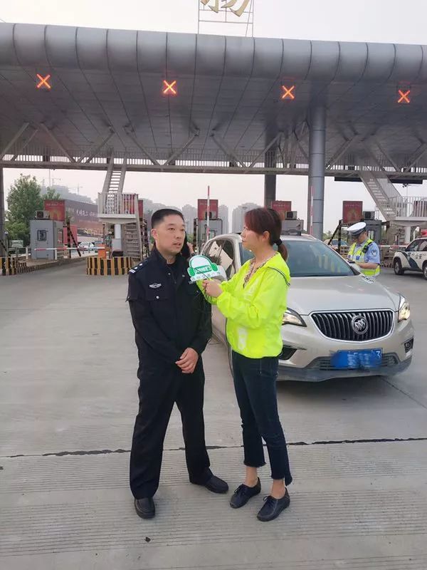 今天,他们居然坐着警车上了高速.