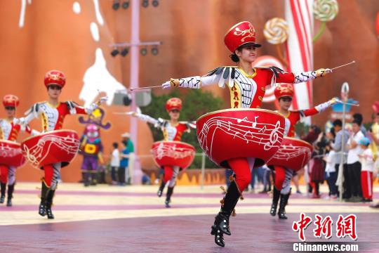 北京欢乐谷四期・甜品王国正式开放,开幕花车巡游吸引万余名游客到场。 富田 摄 北京欢乐谷四期・甜品王国正式开放,开幕花车巡游吸引万余名游客到场。 富田 摄