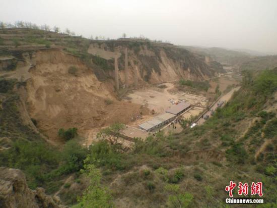 据山西省吕梁市新闻办公室官方微博消息，4月30日4时57分，接到群众报警，离石区枣林乡彩家庄南沟发生山体滑坡。经核实，共有9人被埋，3人确认已死亡。图为山体滑坡现场。刘卫平 摄