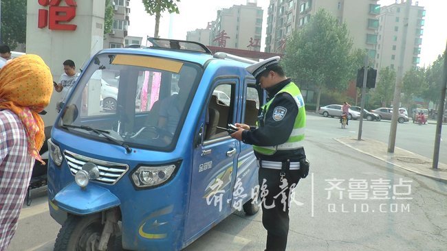 14岁初中生戴耳机听音乐骑摩托,被交警及时发