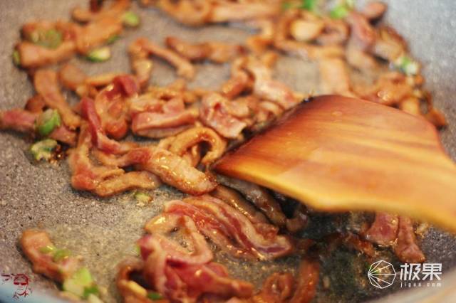 这不粘锅不仅高性价比，而且煎炒烹炸样样行 - Kugel库格麦饭石不粘锅体验