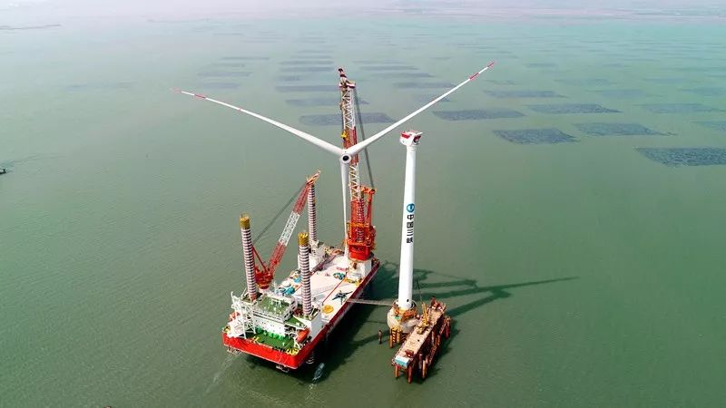 全球风轮直径最大抗台风型风电机组成功吊装