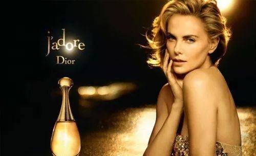 43岁还能从大妈美回女神，却美哭男人，帅弯妹子