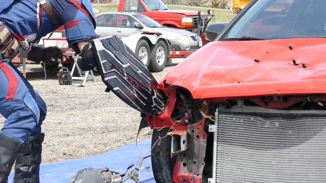 玩家自制复联3美队盾牌 顺便还砸了一辆车 