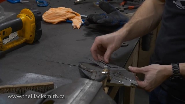 玩家自制复联3美队盾牌 顺便还砸了一辆车 