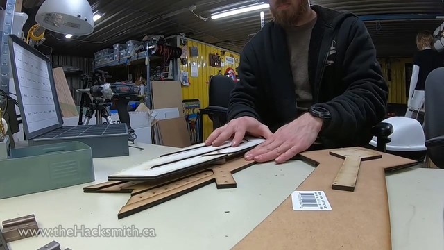 玩家自制复联3美队盾牌 顺便还砸了一辆车 