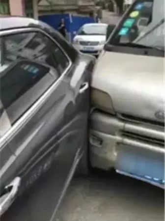 撞700多万宾利,面包车司机当场吓傻,幸好对方