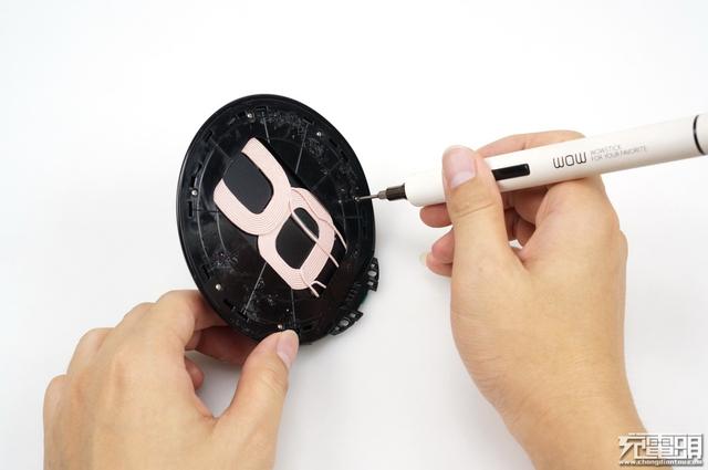 精简换代：三星第五代立式无线充电器（EP-N5100）拆解评测