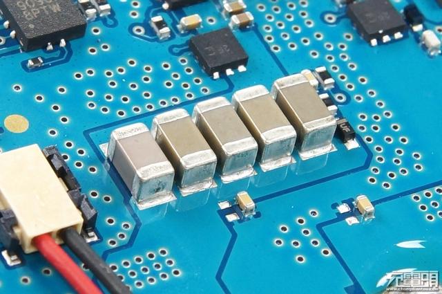 精简换代：三星第五代立式无线充电器（EP-N5100）拆解评测