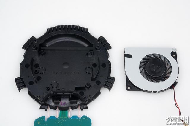 精简换代：三星第五代立式无线充电器（EP-N5100）拆解评测