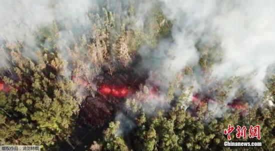 基拉韦厄火山爆发后,熔岩从地面流过。