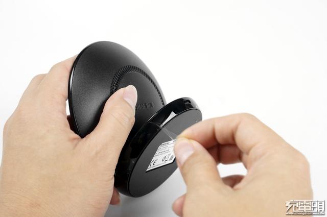 精简换代：三星第五代立式无线充电器（EP-N5100）拆解评测