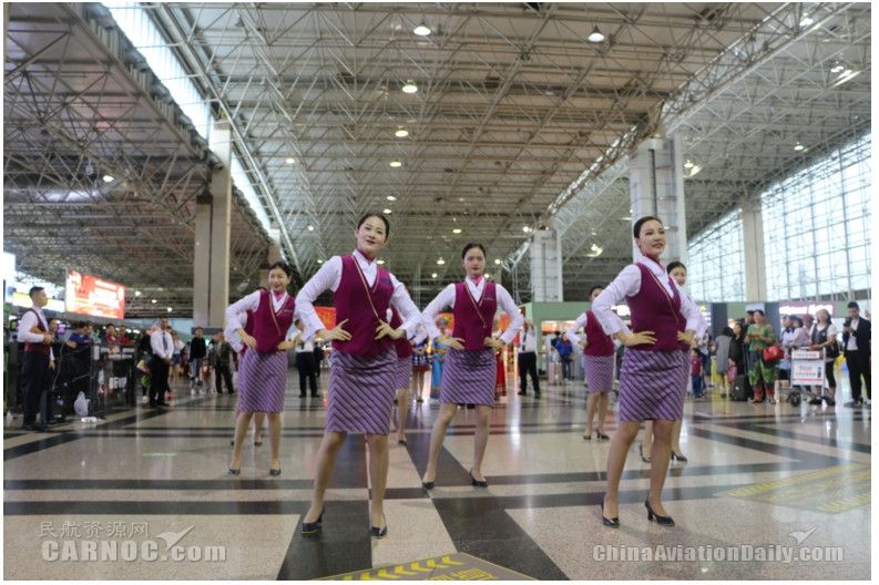 “五四”青年节 南航空姐“快闪”致青春