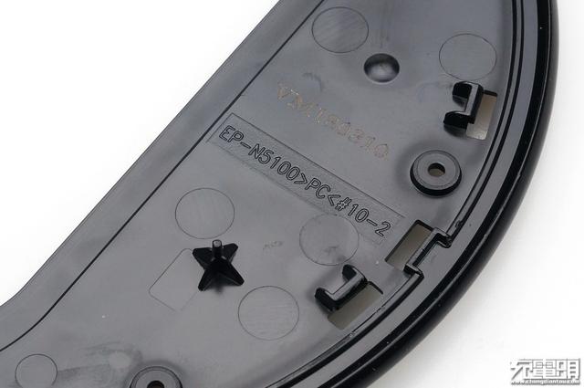 精简换代：三星第五代立式无线充电器（EP-N5100）拆解评测