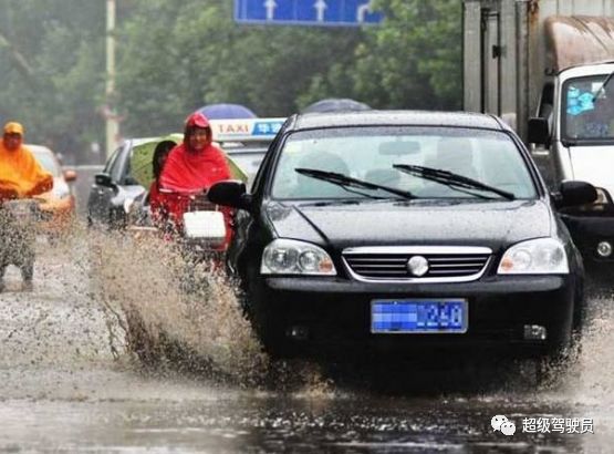 雨天开什么灯，老司机“打开双闪！”凤凰网汽车凤凰网 1295