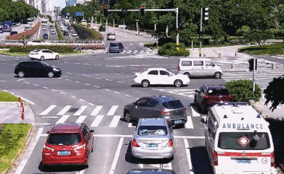 【麻辣交通】父亲晕倒,女司机疯狂闯红灯!事后要求撤罚单,没想到交警.