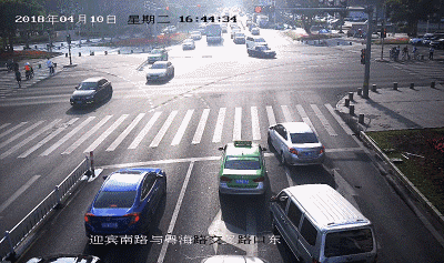 【麻辣交通】父亲晕倒,女司机疯狂闯红灯!事后要求撤罚单,没想到交警.