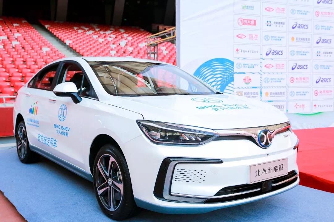 2018北京鸟巢半马火热开跑 北汽新能源EU5全