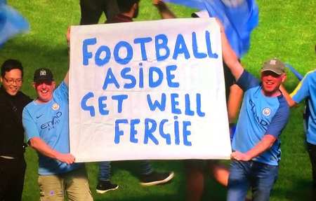 暖心!曼城球迷庆祝过程中为弗格森送祝福