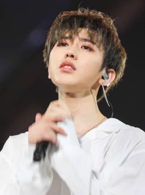 蔡徐坤被激光照射眼部,范丞丞脖子也被烫伤,黑