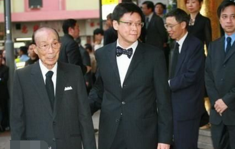 他比李嘉诚退休年龄还大,身价百亿却视金如土