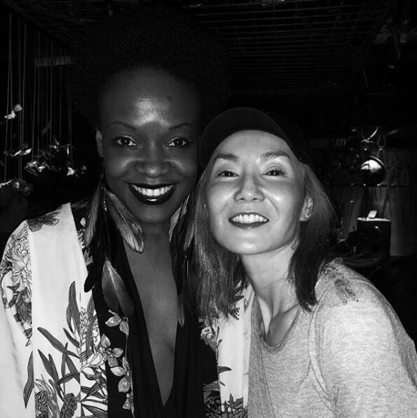 娱乐今日新鲜事：53岁张曼玉近照曝光 冻龄满分皮肤紧绷气质依旧