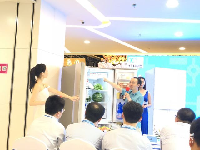 松下大十字冰箱发布：高效节能，五温区控温技术！