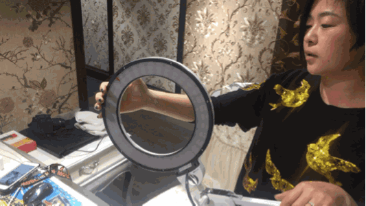 触摸式变光开关,轻轻一触,即可开启和变光.