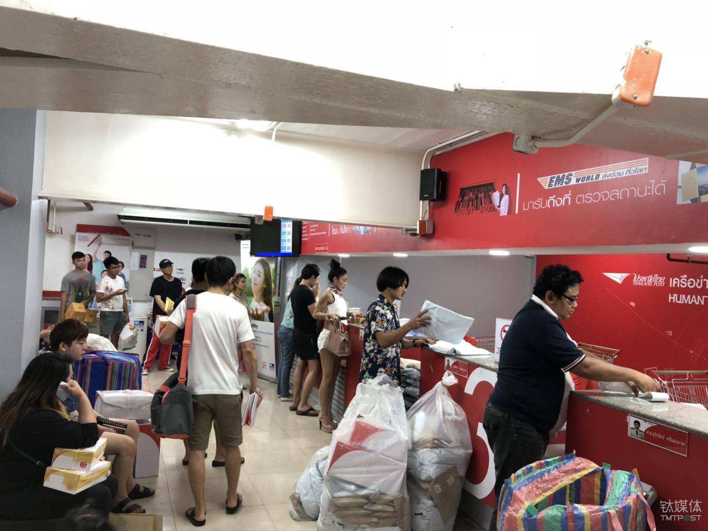 晚上十点，泰国邮局人们在排队寄送快递。