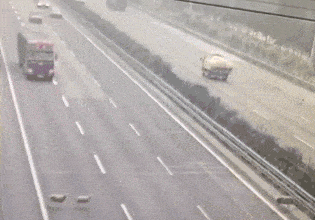 惊心动魄三十秒:高速违章停车致后方7车追尾