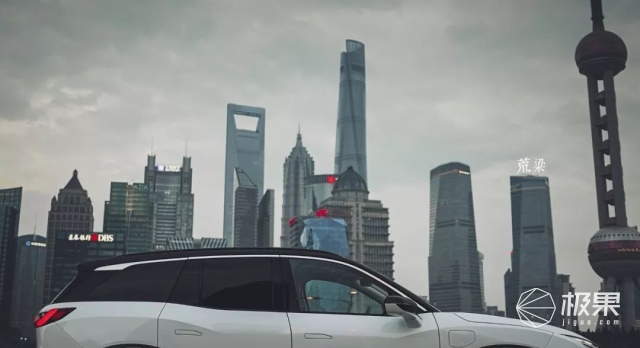 蔚来ES8初体验:4秒破百,NOMI智能助手把全车人撩high 蔚来ES8初体验:4秒破百,NOMI智能助手把全车人撩high